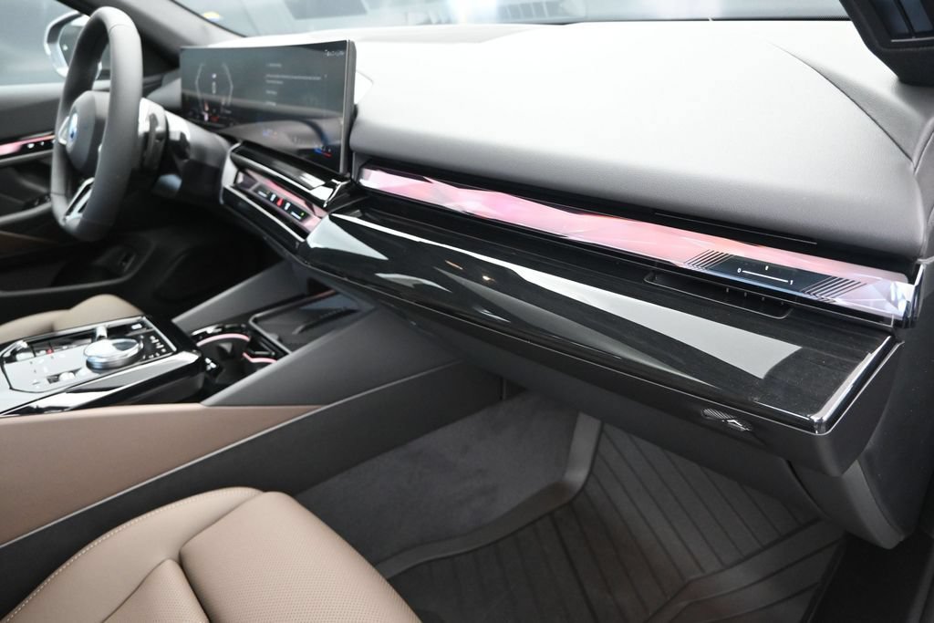 New 2027 BMW 550e xDrive w/ Premium Package AWD/4WD image 24