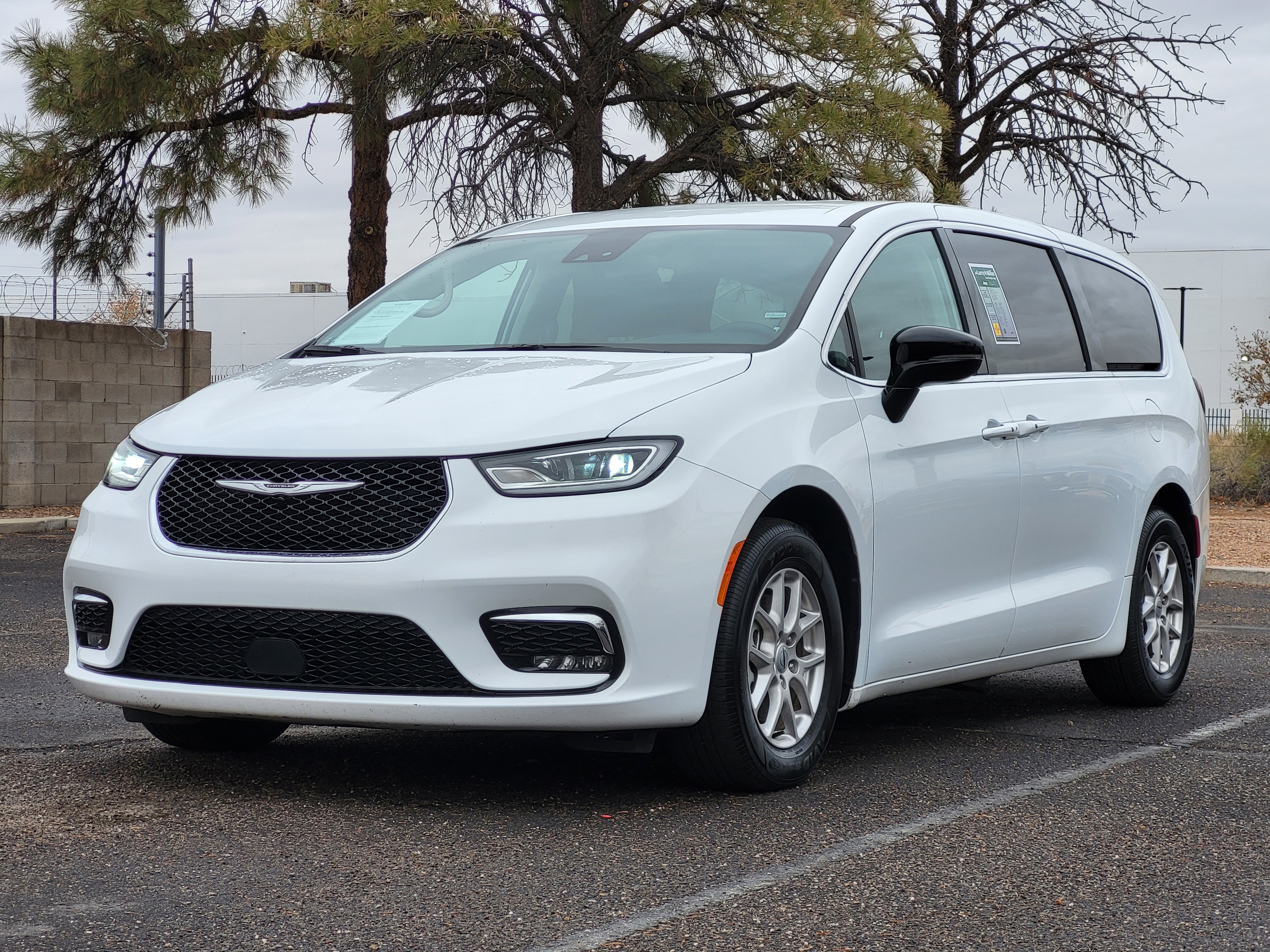 Used 2024 Chrysler Pacifica Touring-L