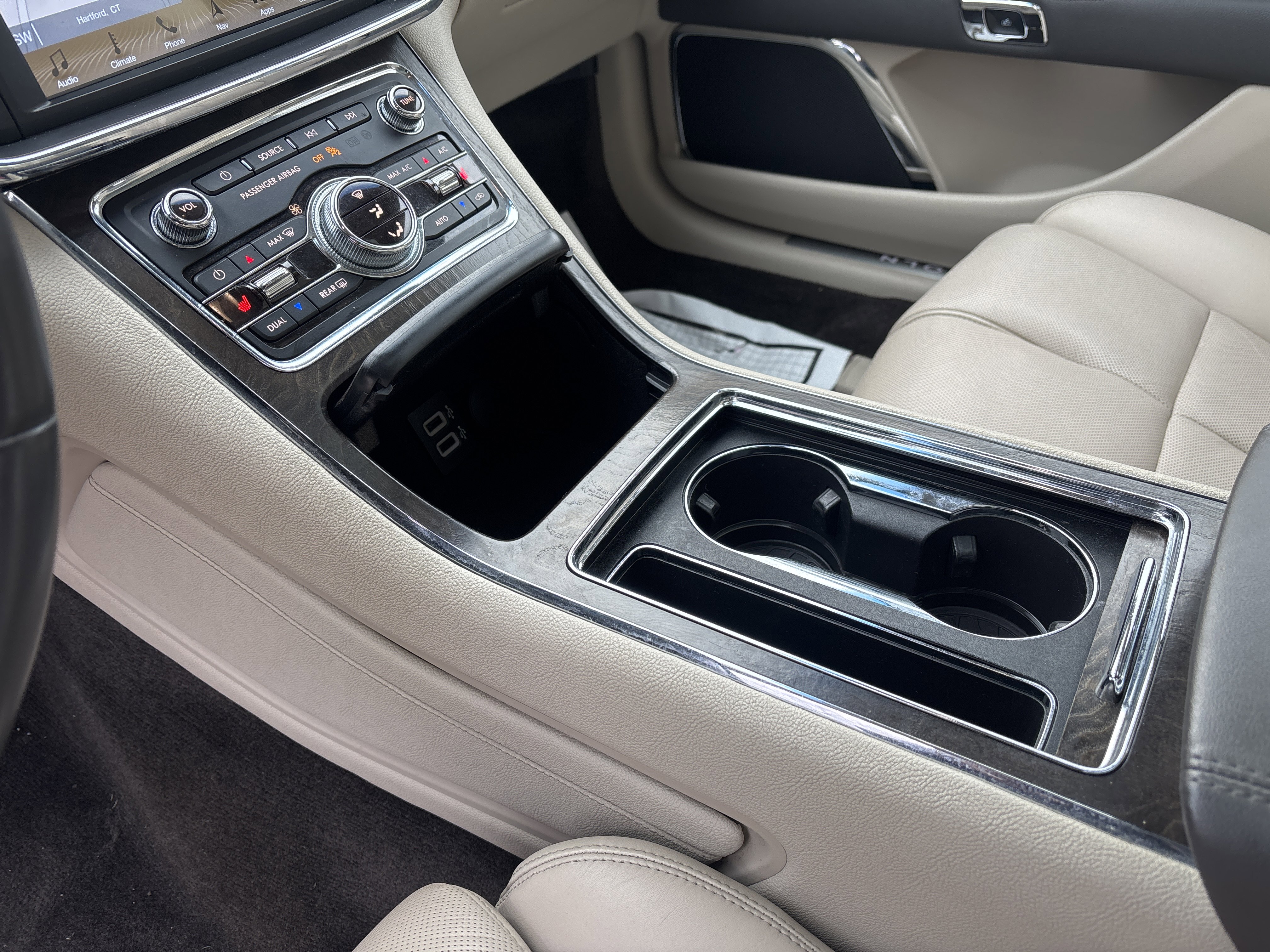Used 2017 Lincoln Continental Select image 22