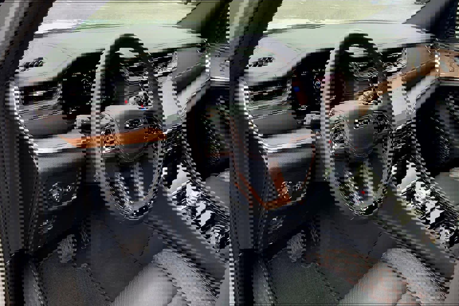 Used 2025 Jeep Grand Cherokee Summit w/ Obsidian Package image 18