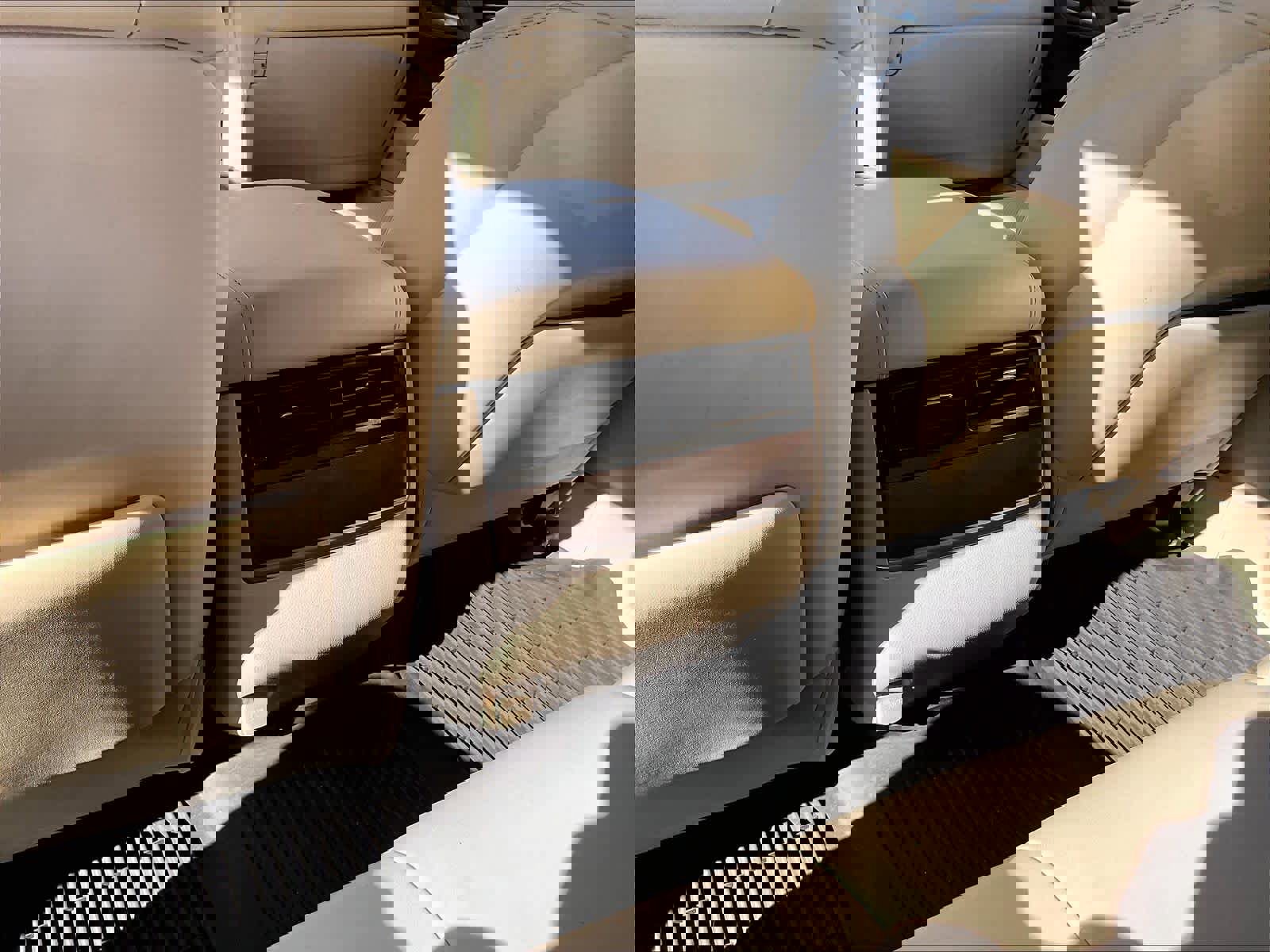 Used 2020 Lexus LX 570 4WD w/ Luxury Package image 37