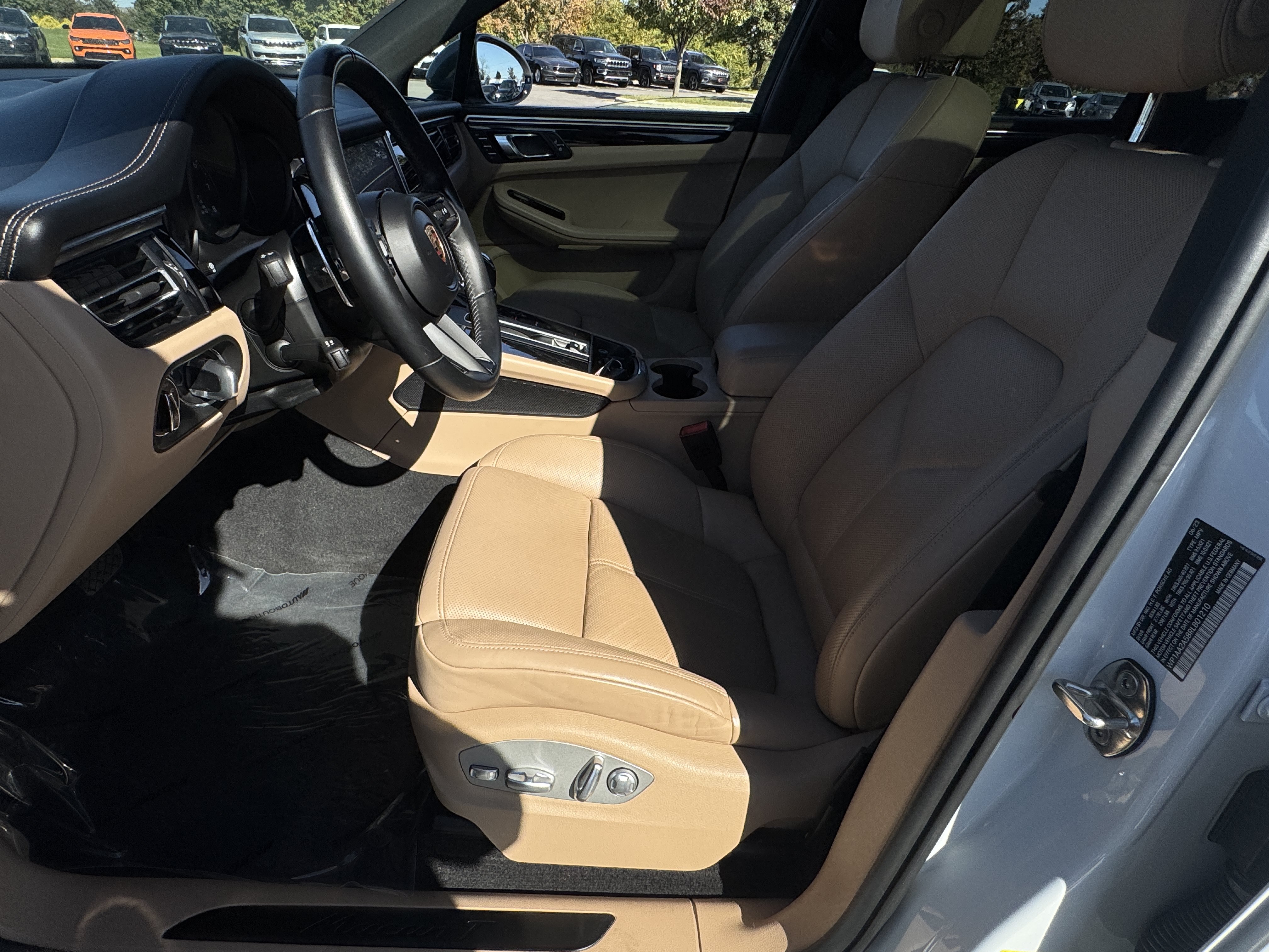 Used 2024 Porsche Macan AWD/4WD image 32