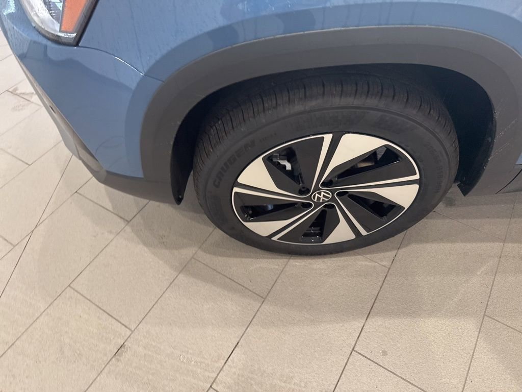 New 2025 Volkswagen Taos SE image 9