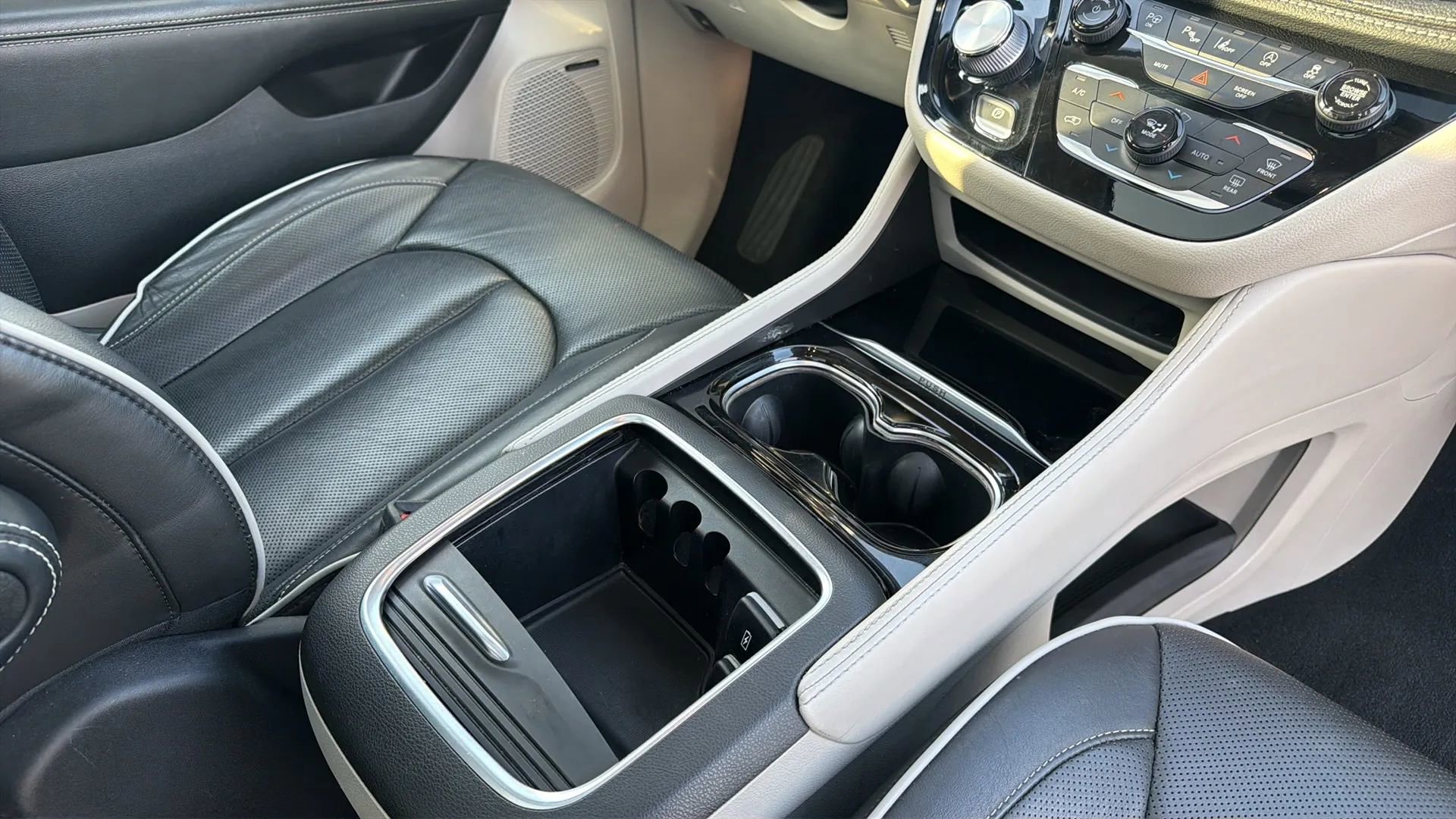 Used 2022 Chrysler Pacifica Limited image 74