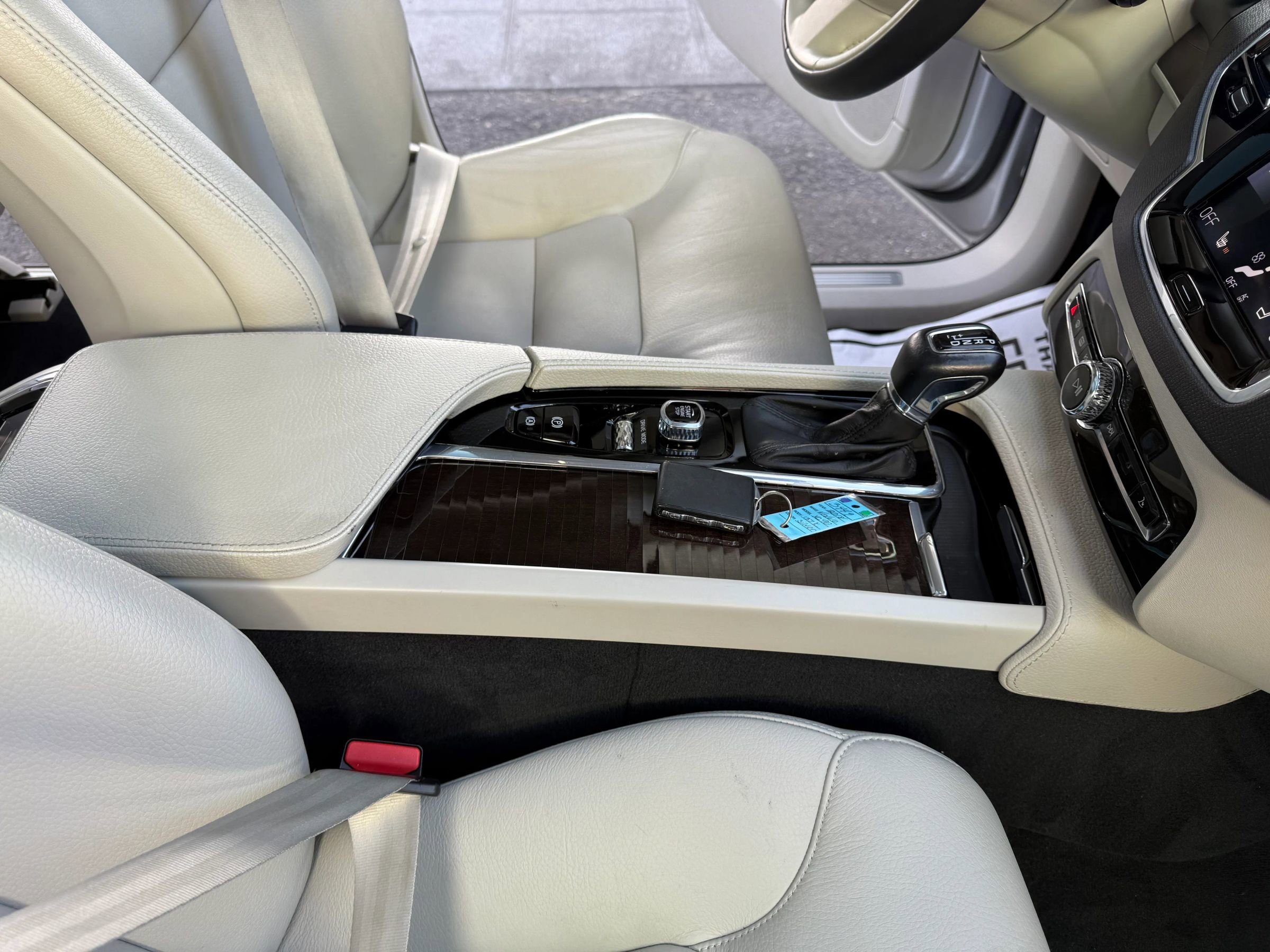 Used 2018 Volvo XC90 T6 Momentum w/ Convenience Package image 28