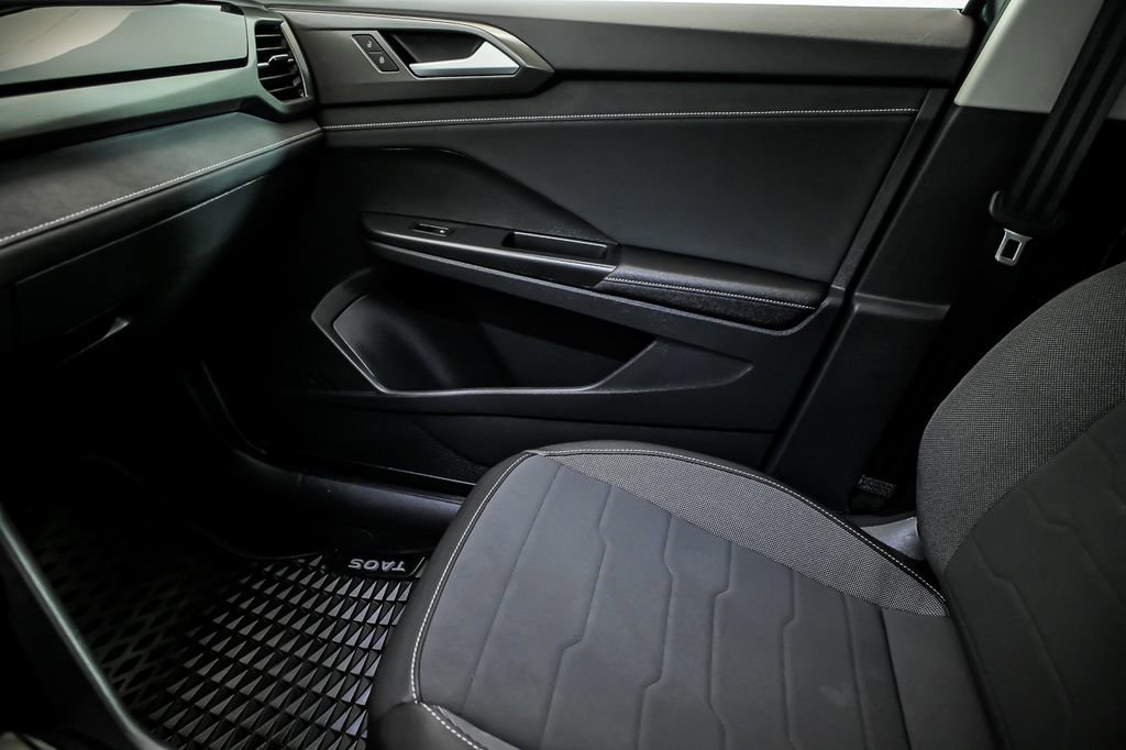 Used 2025 Volkswagen Taos SE AWD/4WD image 24