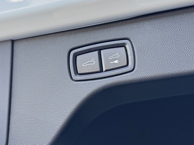 Certified 2025 Porsche Macan Electric image 36