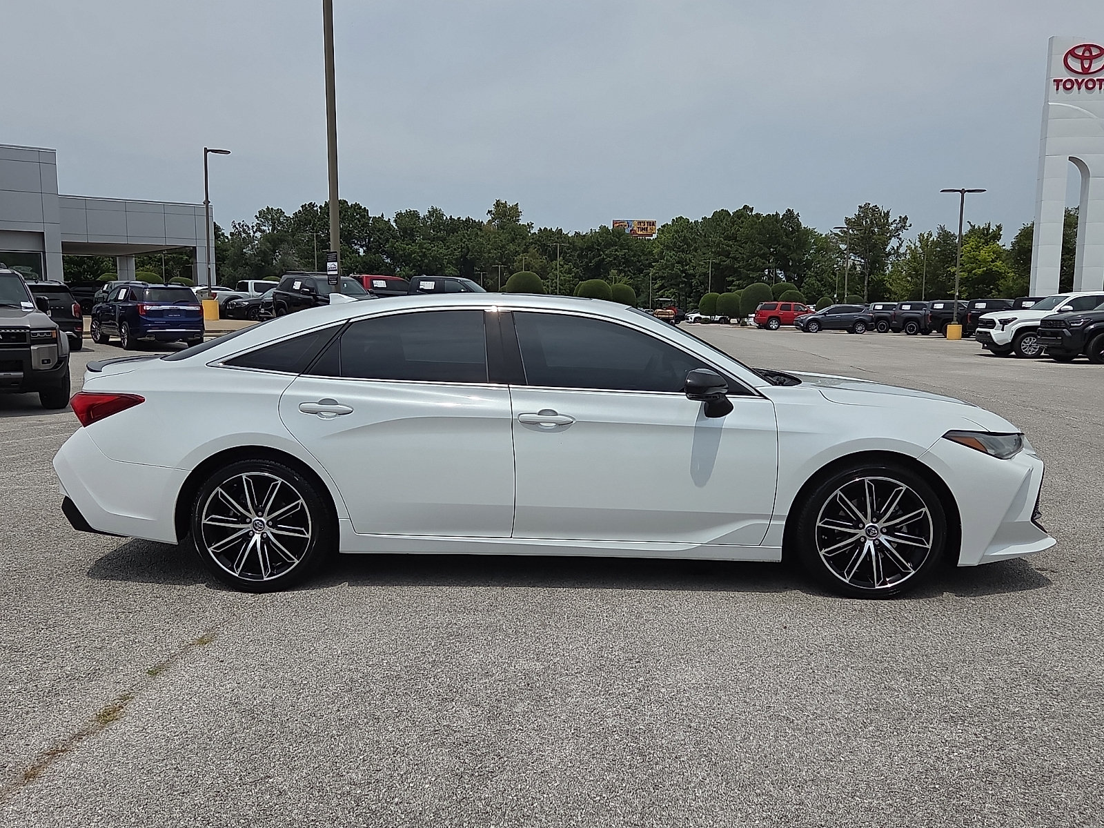 Used 2019 Toyota Avalon Touring FWD image 6