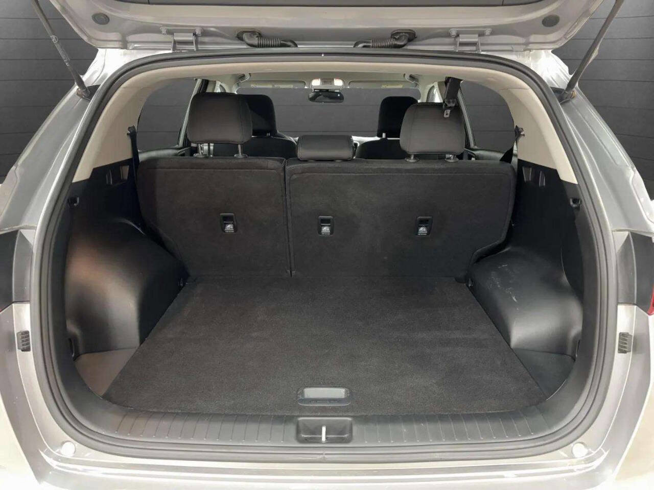 Used 2022 Kia Sportage LX image 18