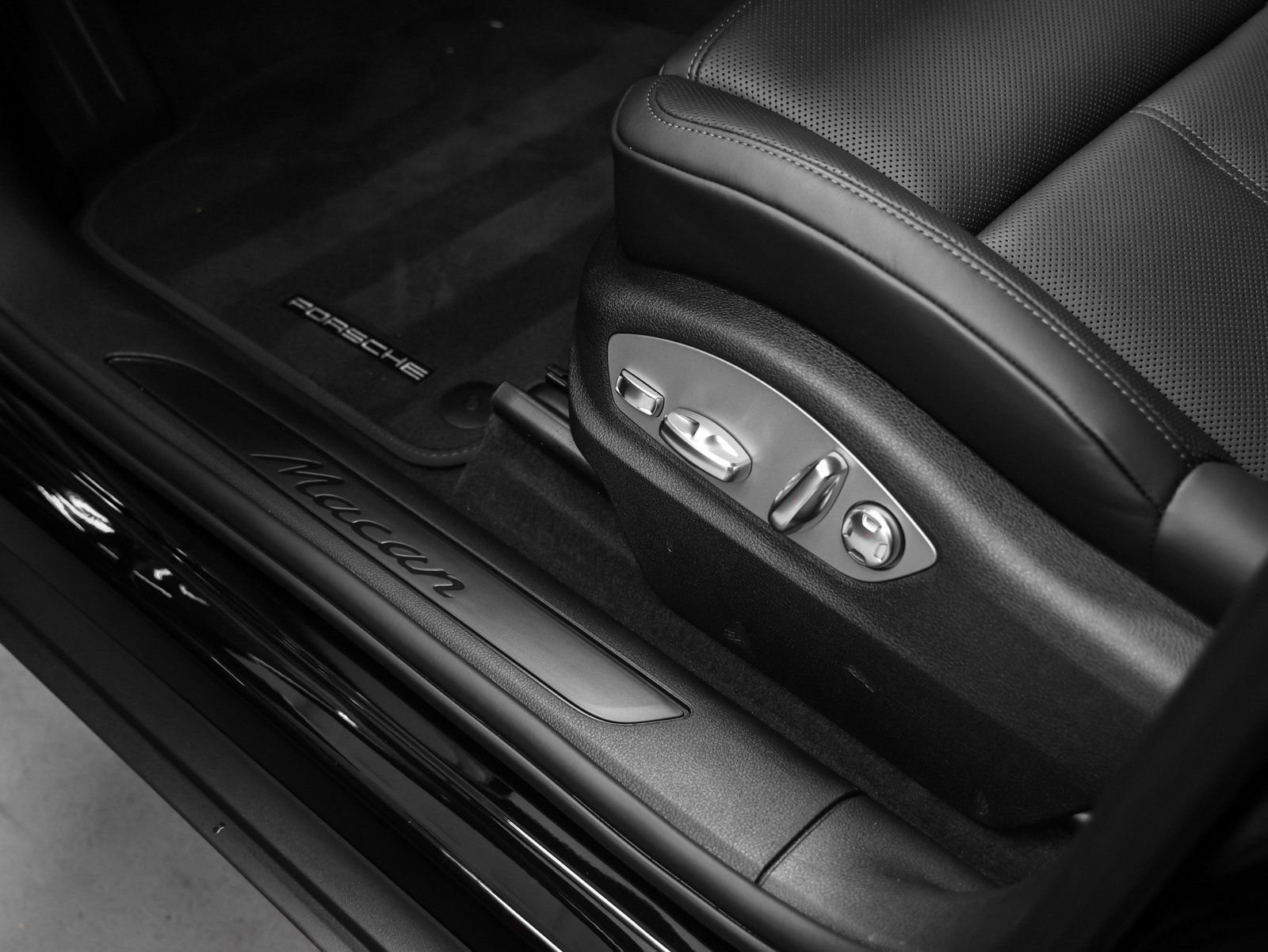 Certified 2026 Porsche Macan AWD/4WD image 32