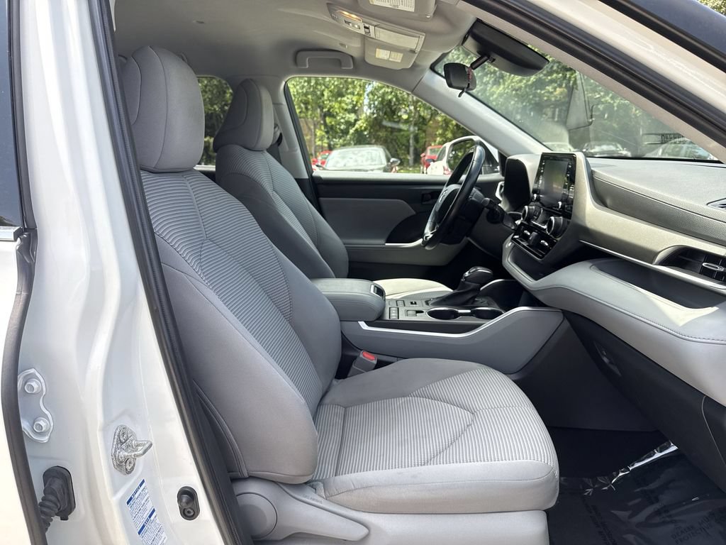 Used 2021 Toyota Highlander LE AWD/4WD image 24