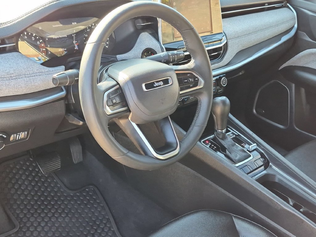 Used 2025 Jeep Compass Latitude w/ Sun & Sound Group AWD/4WD image 12