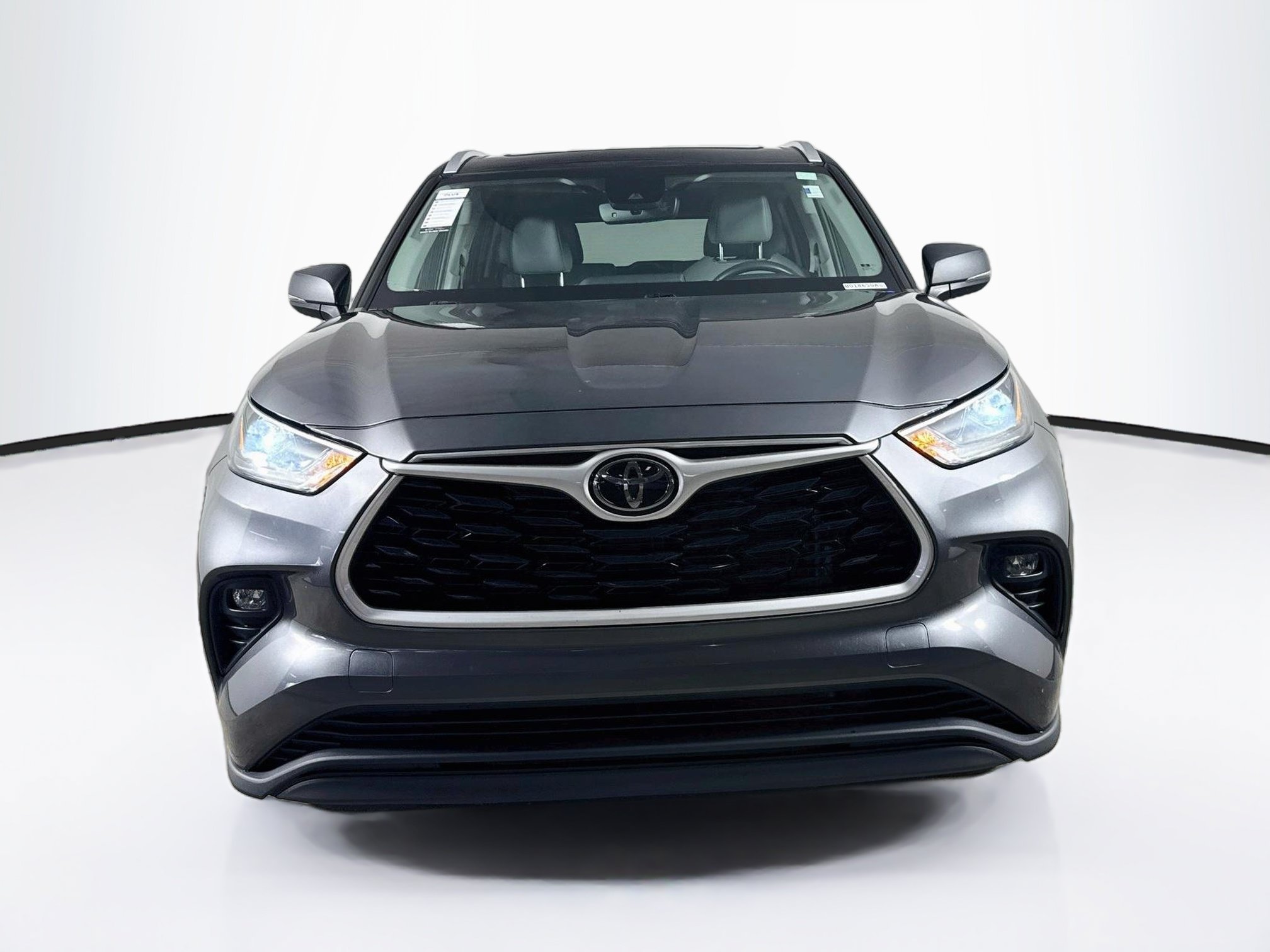 Used 2023 Toyota Highlander XLE FWD image 3