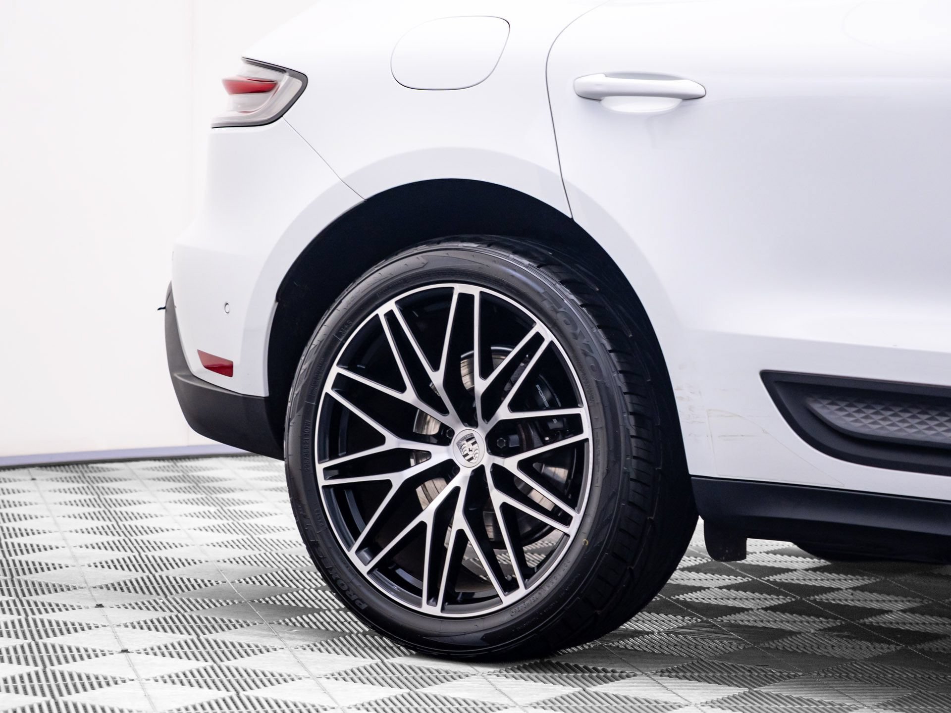 Certified 2024 Porsche Macan w/ Premium Plus Package AWD/4WD image 35