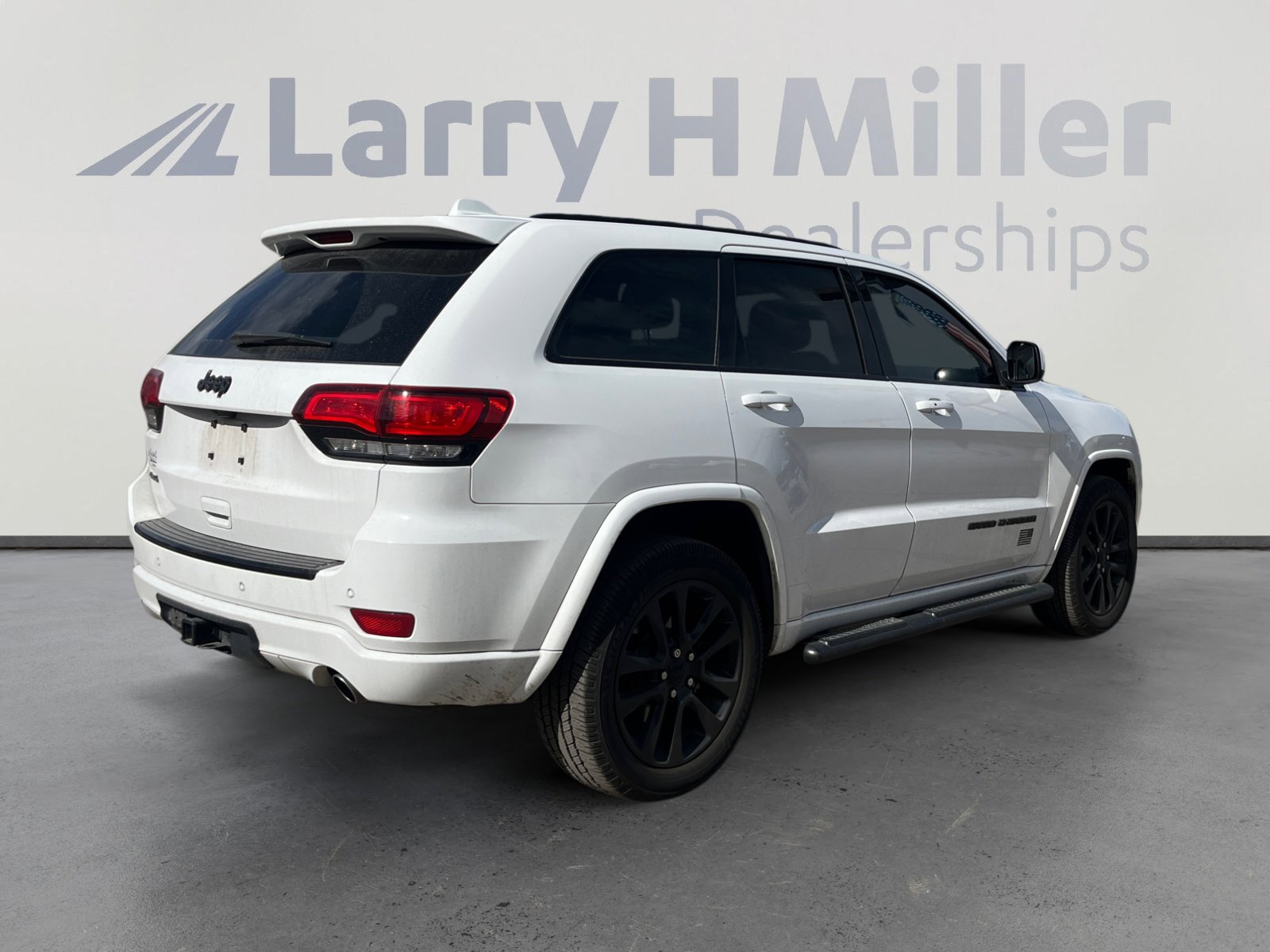 Used 2017 Jeep Grand Cherokee Altitude image 5