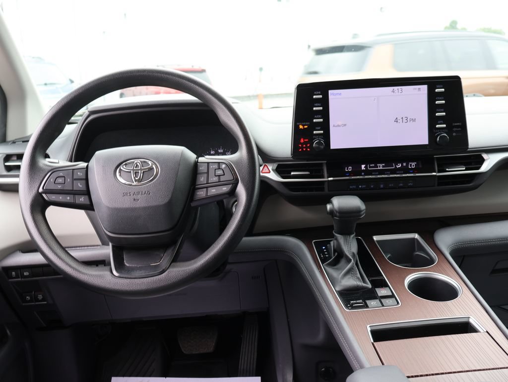 Used 2024 Toyota Sienna LE FWD image 17