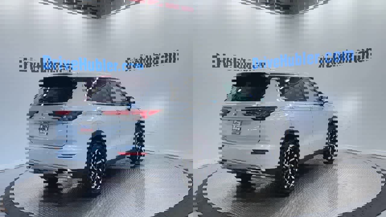 Used 2024 Mitsubishi Outlander SE image 3