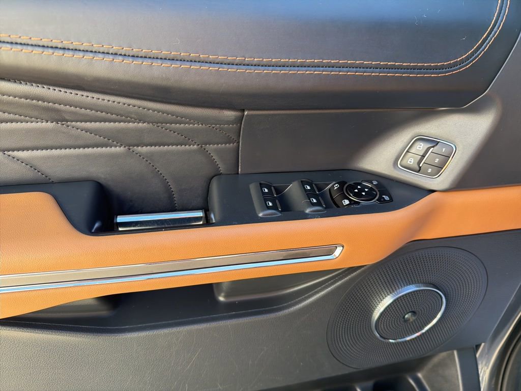 Used 2023 Ford Expedition Platinum AWD/4WD image 14