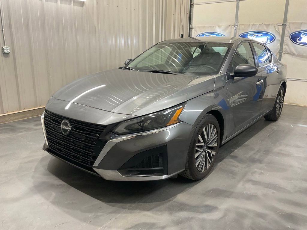Used 2025 Nissan Altima 2.5 SV FWD image 3