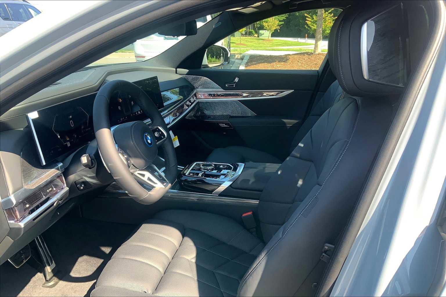 New 2026 BMW 750e xDrive w/ Executive Package image 7