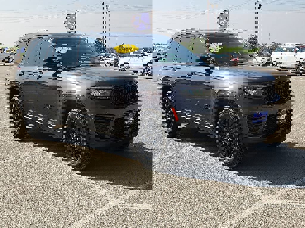 Used 2025 Jeep Grand Cherokee Altitude AWD/4WD image 6