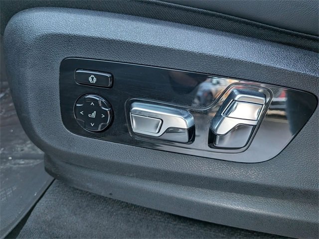 Used 2025 BMW X7 M60i w/ Climate Comfort Package image 14