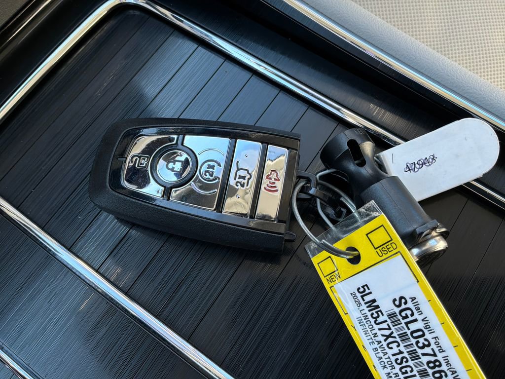Used 2025 Lincoln Aviator Reserve w/ Illumination Package image 2