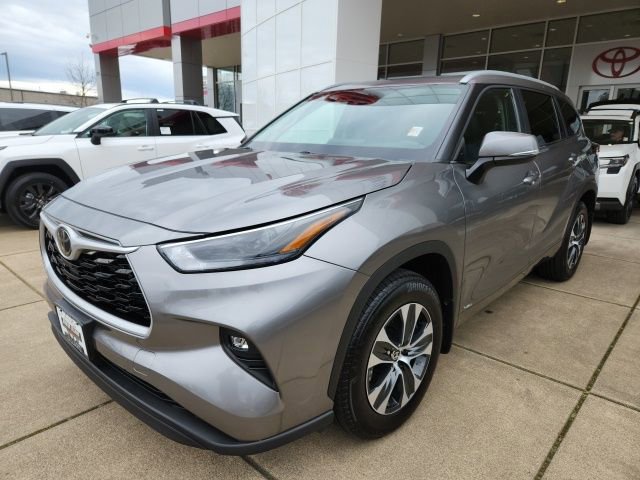 Certified 2025 Toyota Highlander XLE image 6