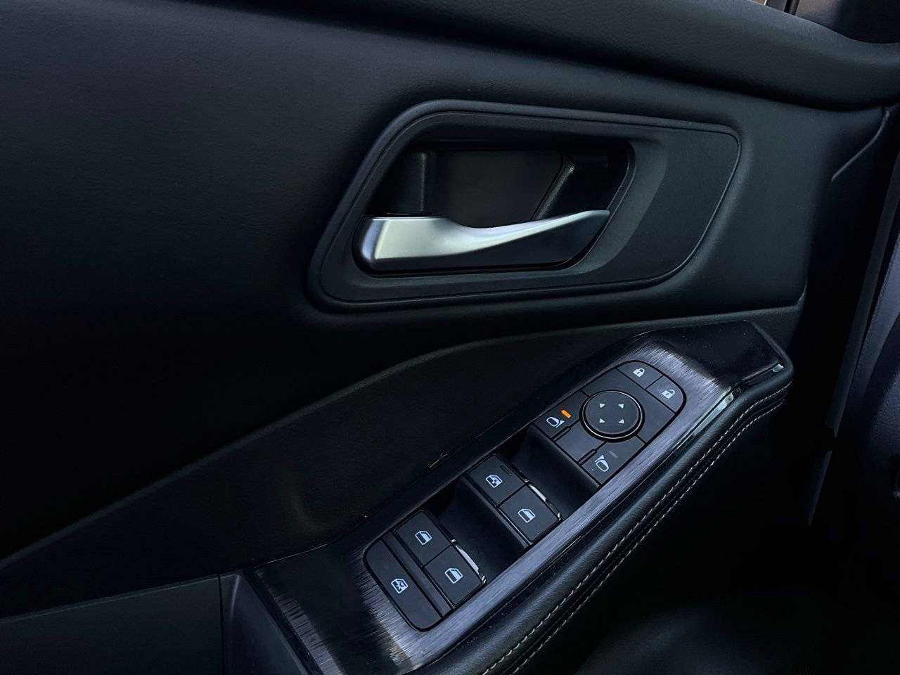 Used 2025 Nissan Rogue SV image 21