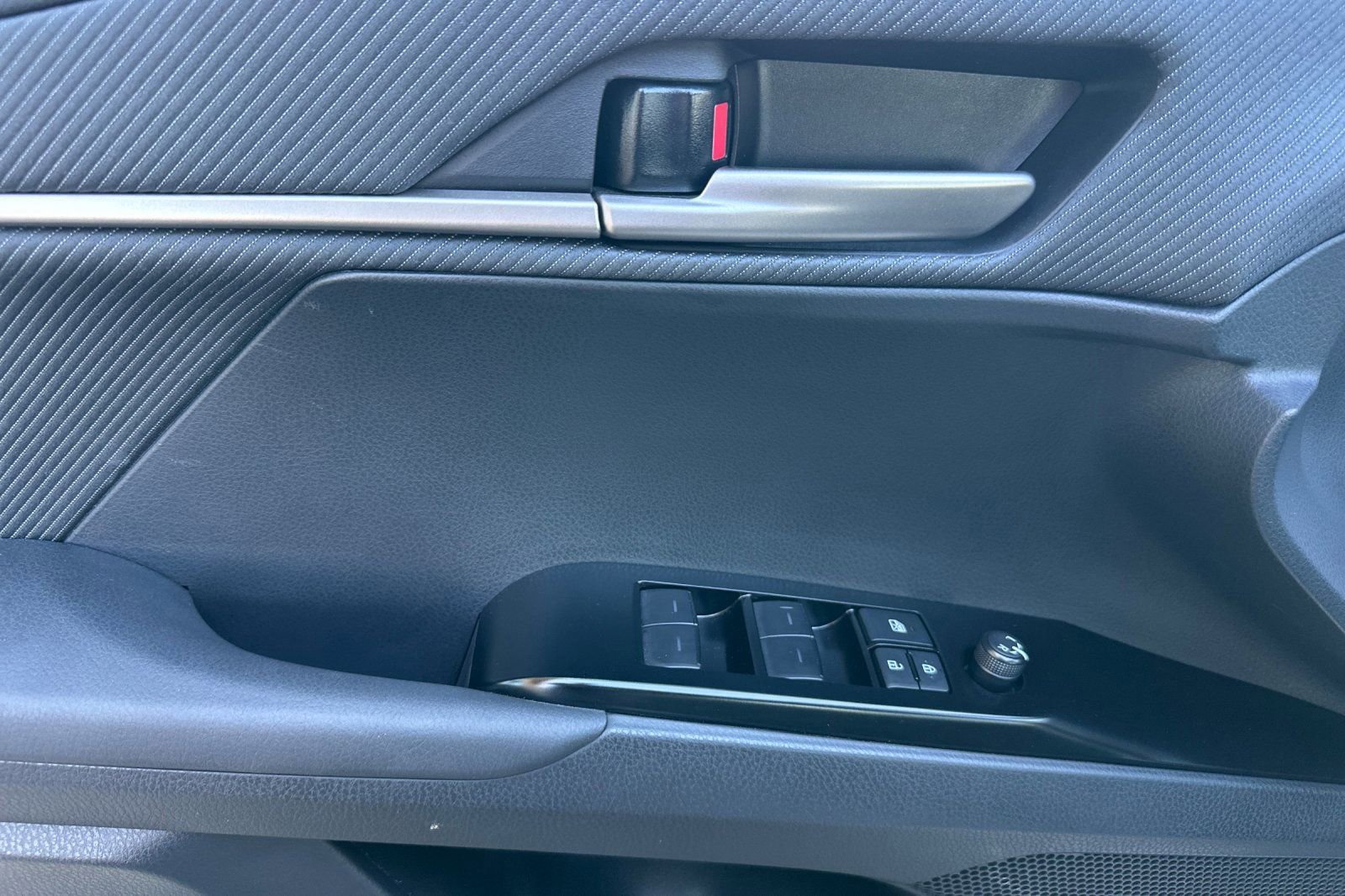 Used 2025 Toyota Camry SE image 11