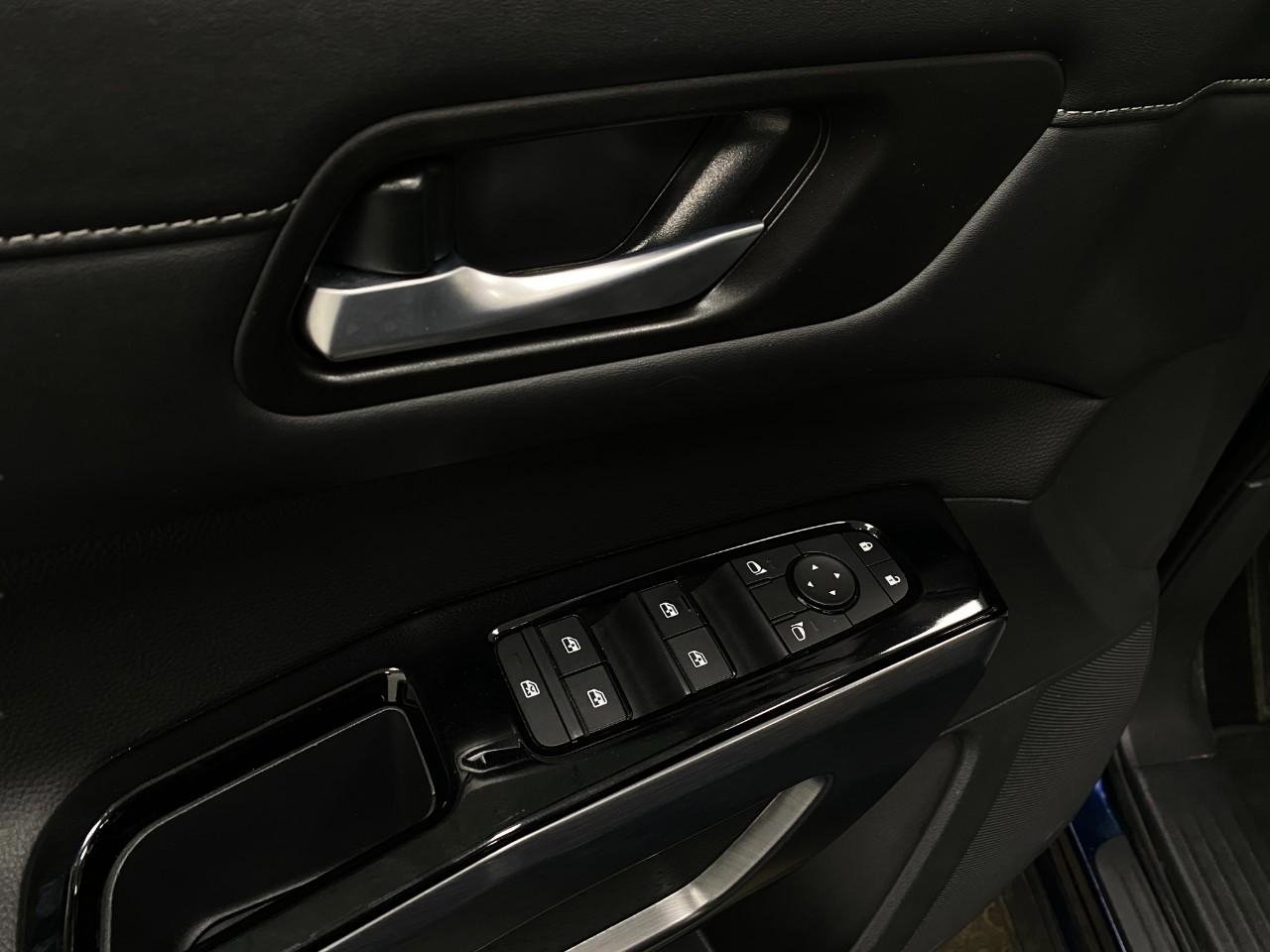 Used 2025 Nissan Pathfinder SL image 32