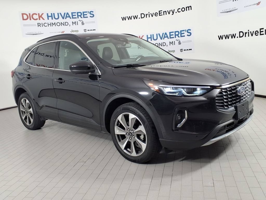 Used 2023 Ford Escape Platinum AWD/4WD image 3