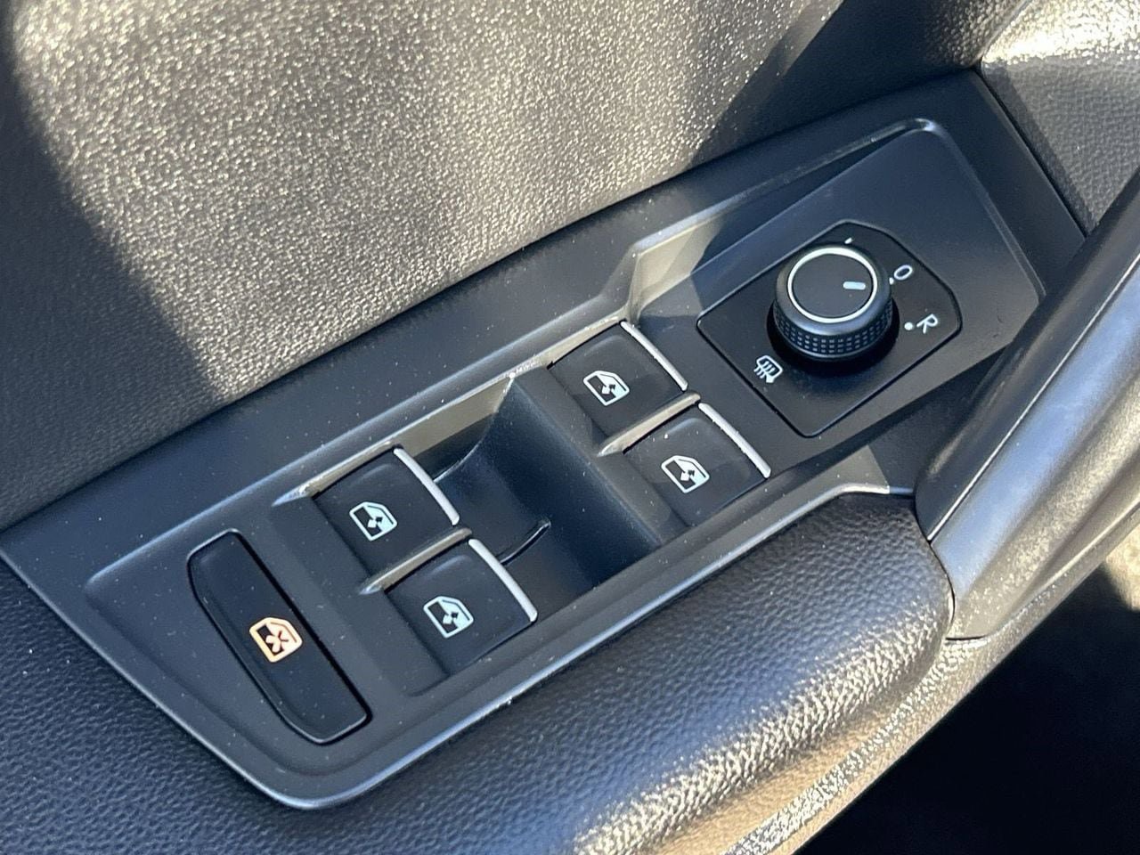Used 2021 Volkswagen Tiguan SE FWD image 19