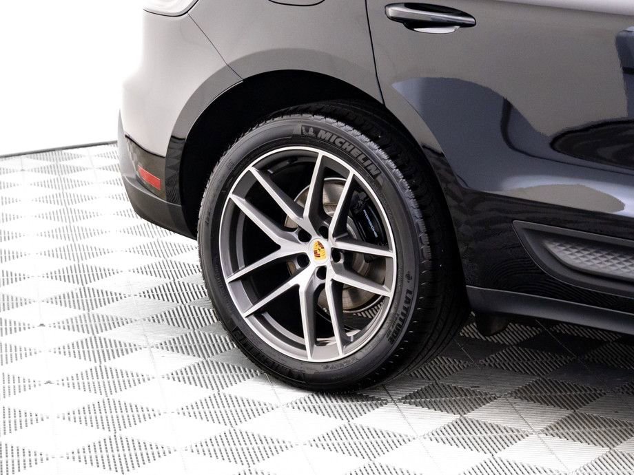 Certified 2025 Porsche Macan image 37
