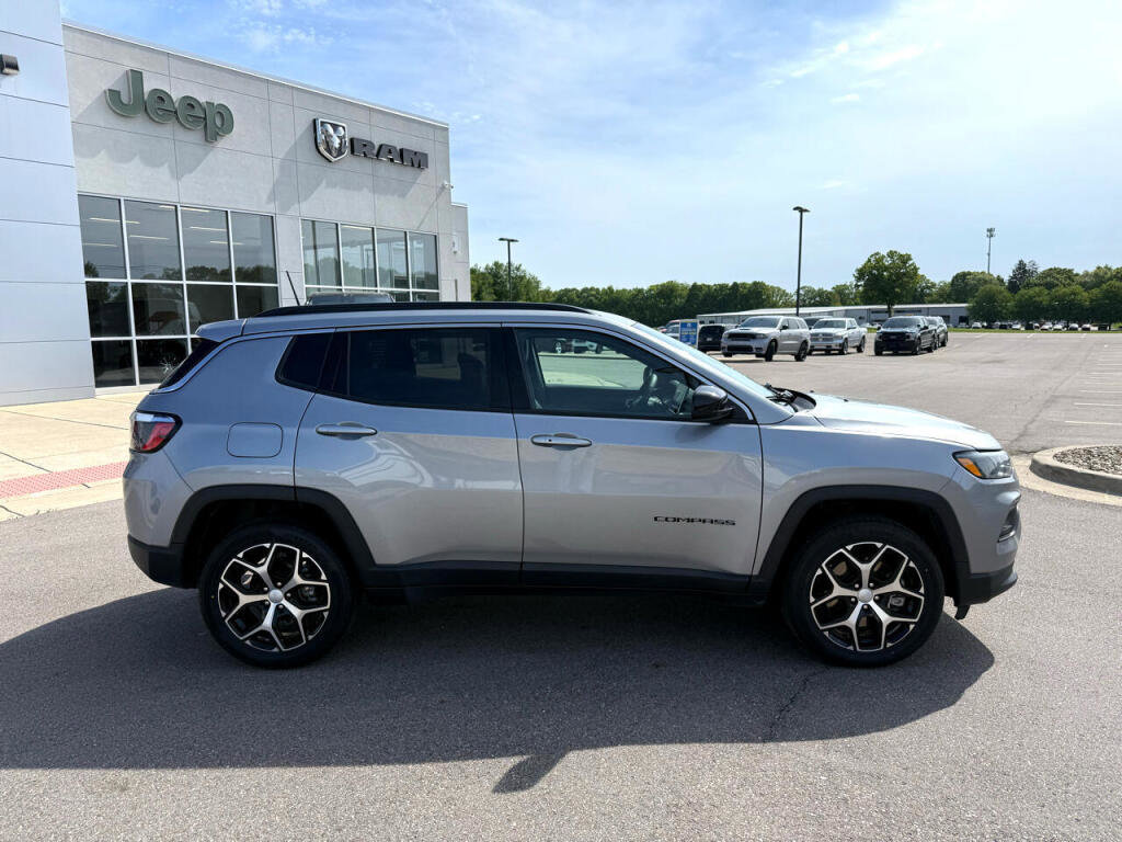 Used 2024 Jeep Compass Latitude image 2
