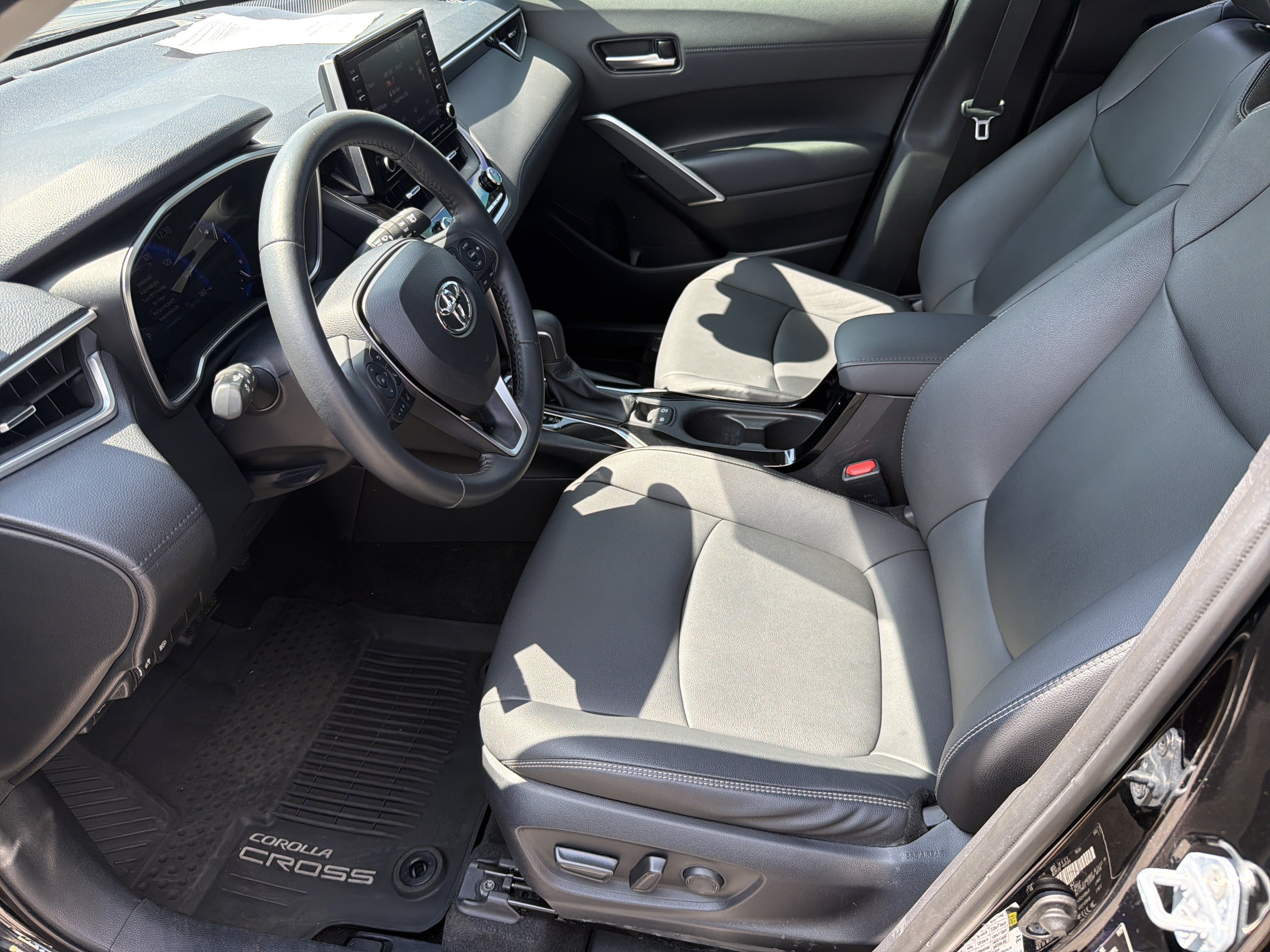 Used 2022 Toyota Corolla Cross XLE w/ Convenience Package FWD image 10