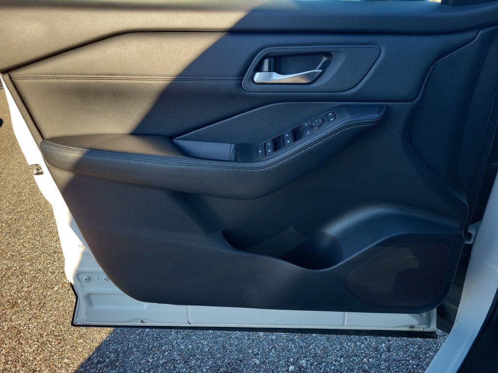 Used 2025 Nissan Rogue SV w/ SV Premium Package FWD image 13