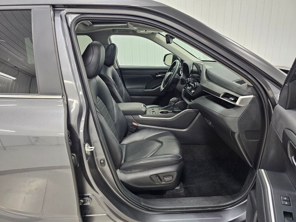 Used 2024 Toyota Highlander XLE AWD/4WD image 19