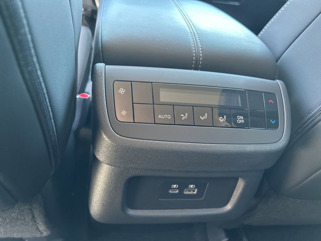 Used 2025 Nissan Pathfinder SL AWD/4WD image 16