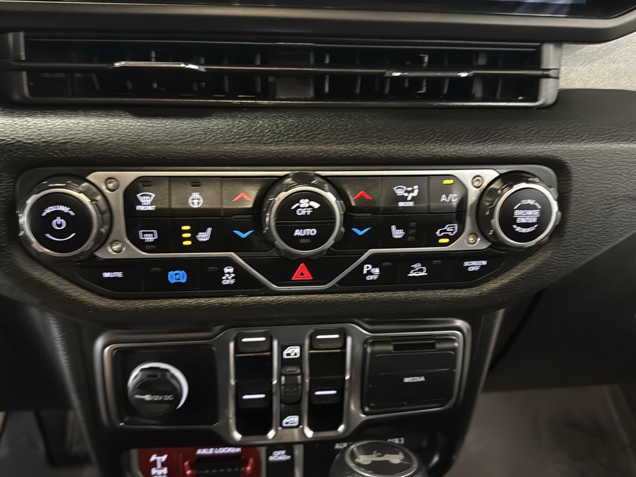 Used 2024 Jeep Wrangler Unlimited AWD/4WD image 19