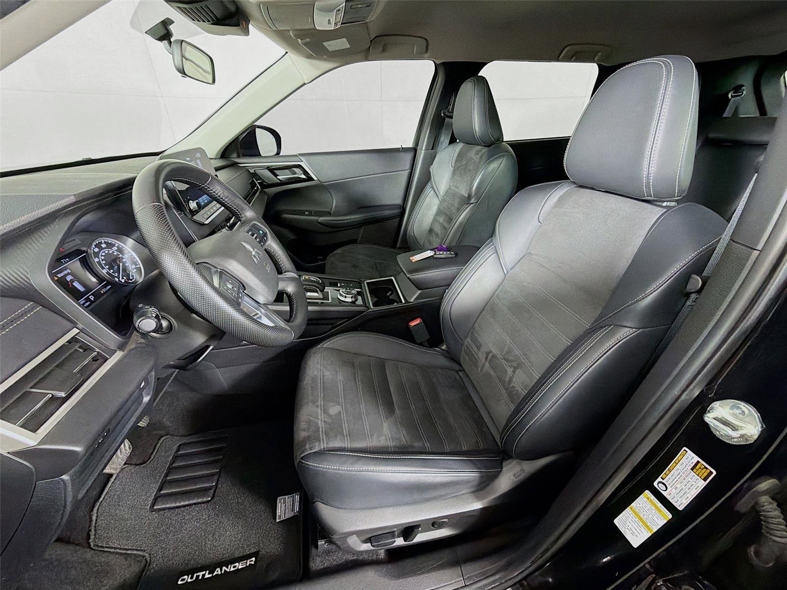 Used 2023 Mitsubishi Outlander SE image 11