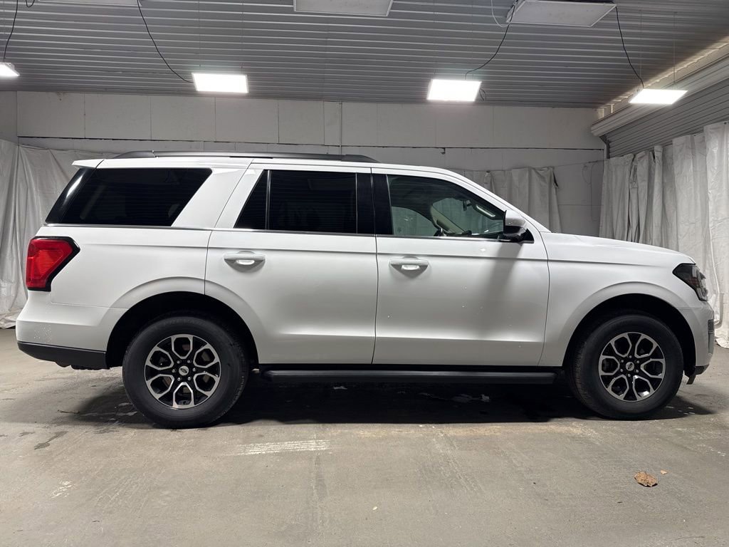 Used 2024 Ford Expedition XLT AWD/4WD image 8