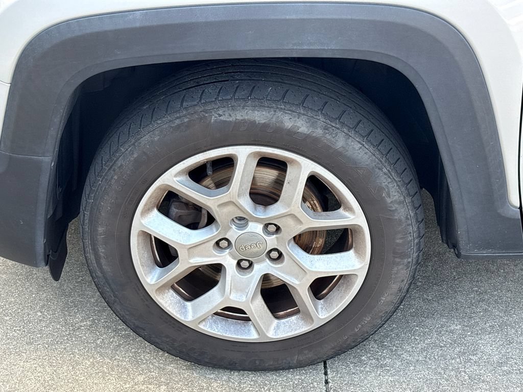 Used 2018 Jeep Renegade Latitude FWD image 11