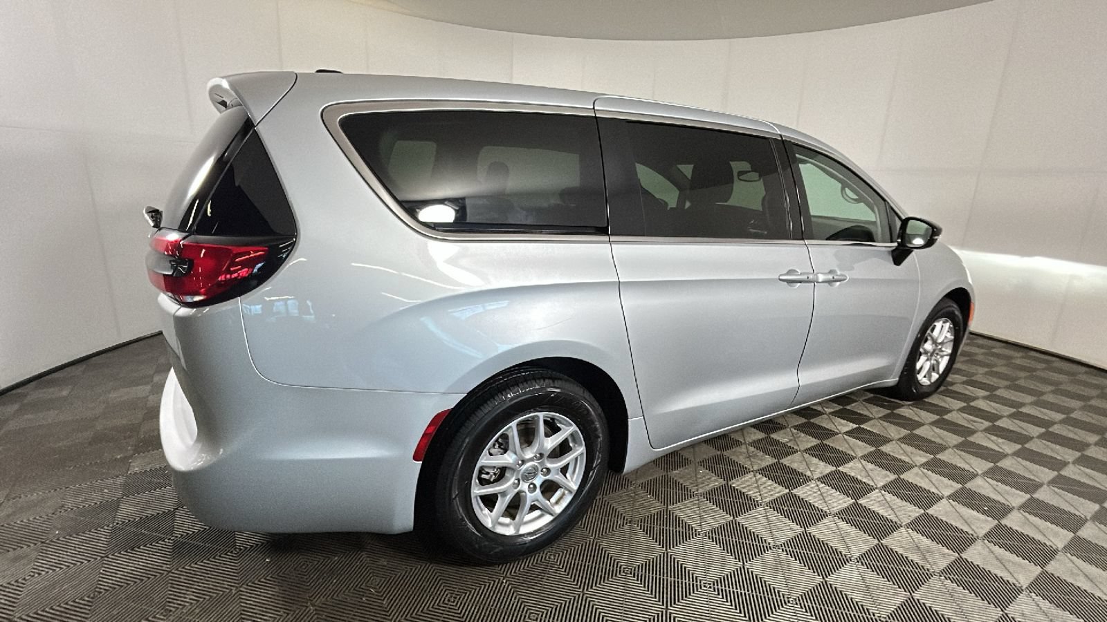 Used 2024 Chrysler Pacifica Touring-L FWD image 3