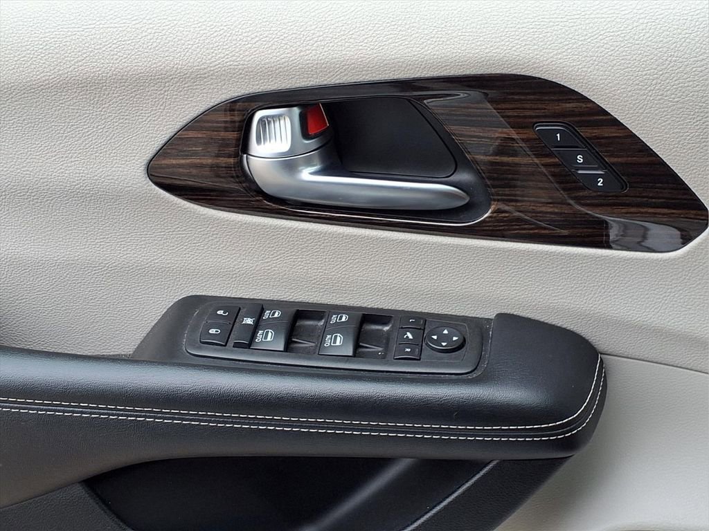 Used 2023 Chrysler Pacifica Limited FWD image 18