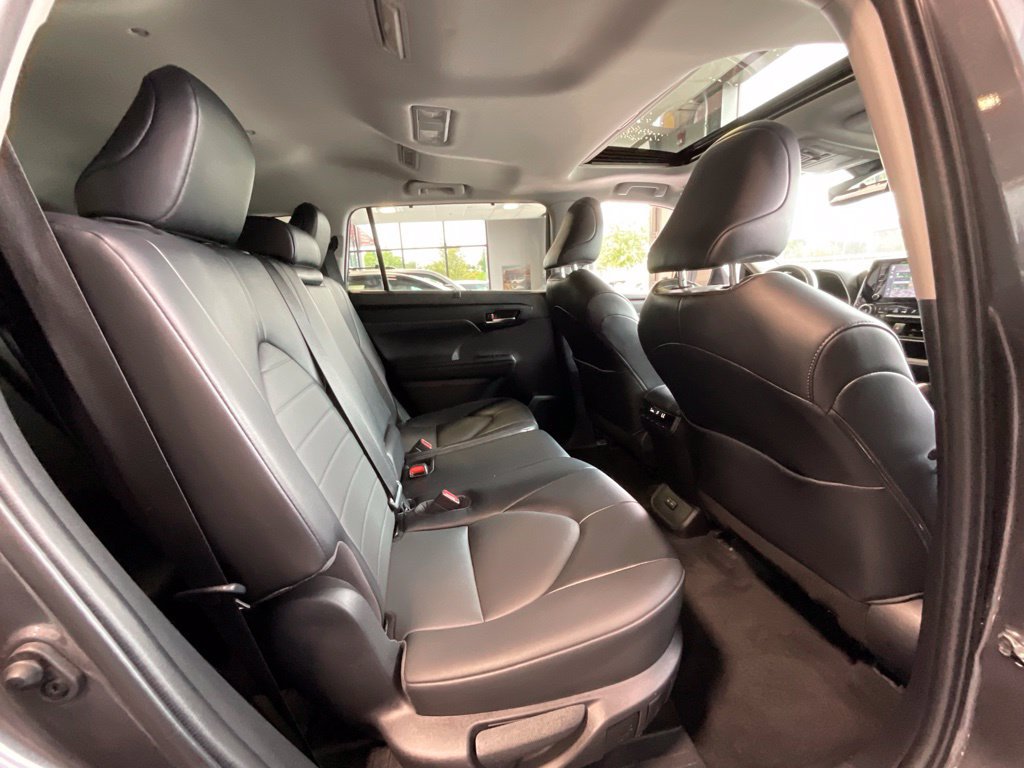 Used 2022 Toyota Highlander XLE AWD/4WD image 21