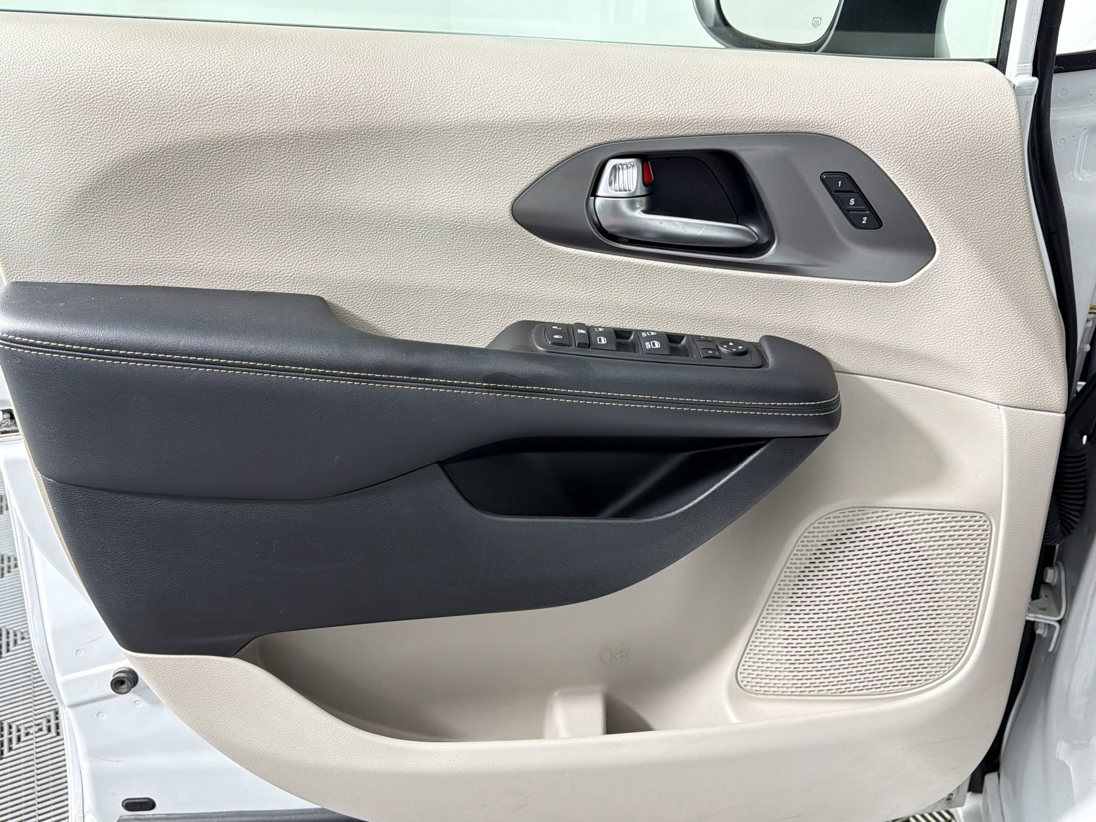 Used 2023 Chrysler Pacifica Touring-L FWD image 19