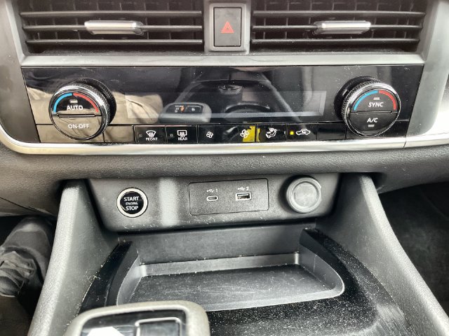 Used 2023 Nissan Rogue SV AWD/4WD image 18