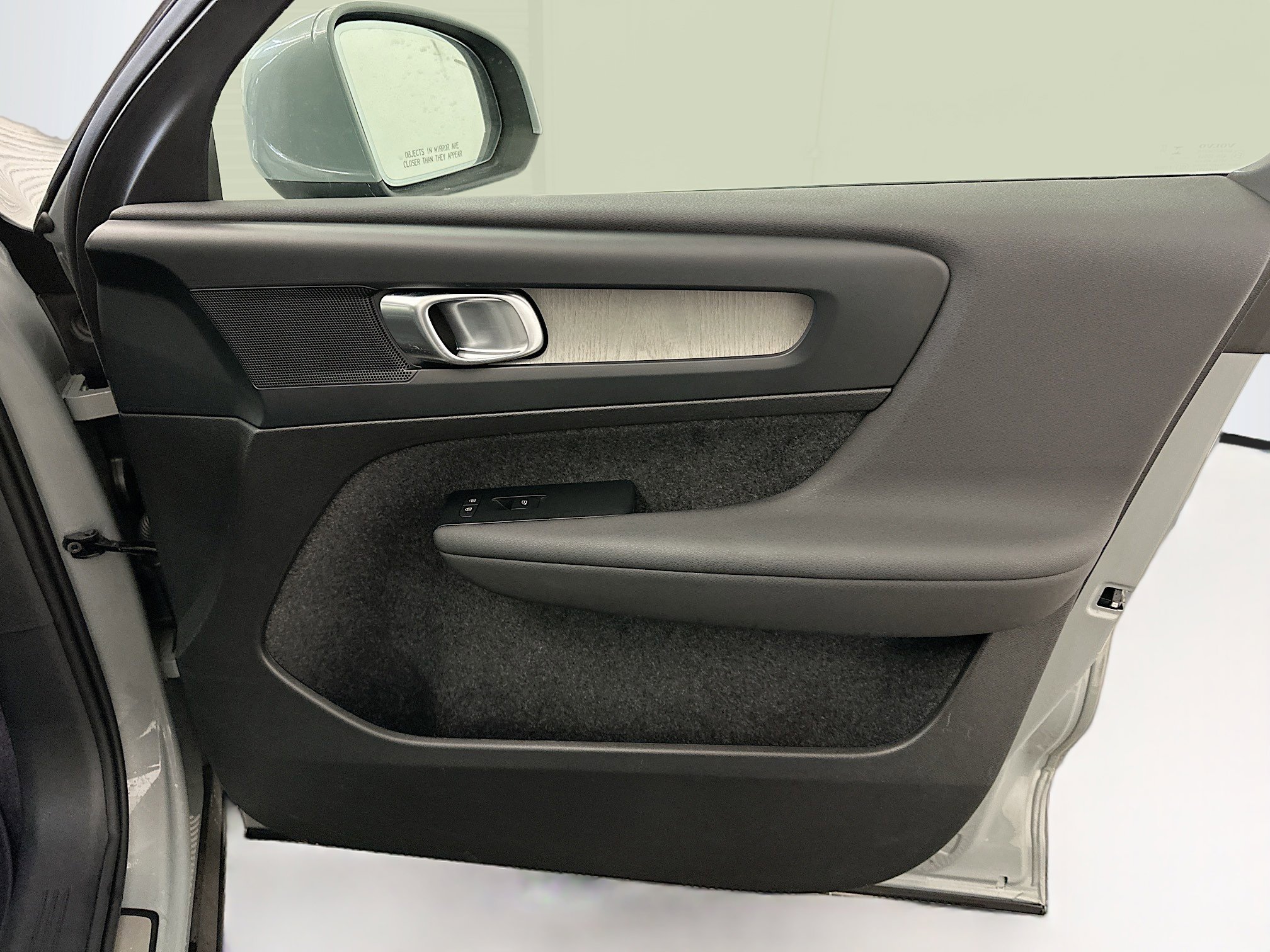 Used 2025 Volvo XC40 B5 Core image 35