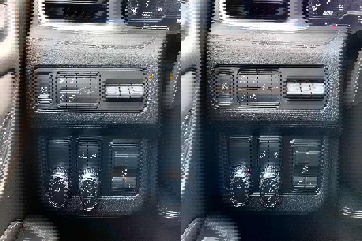 Used 2022 GMC Yukon Denali w/ Denali Premium Package image 34